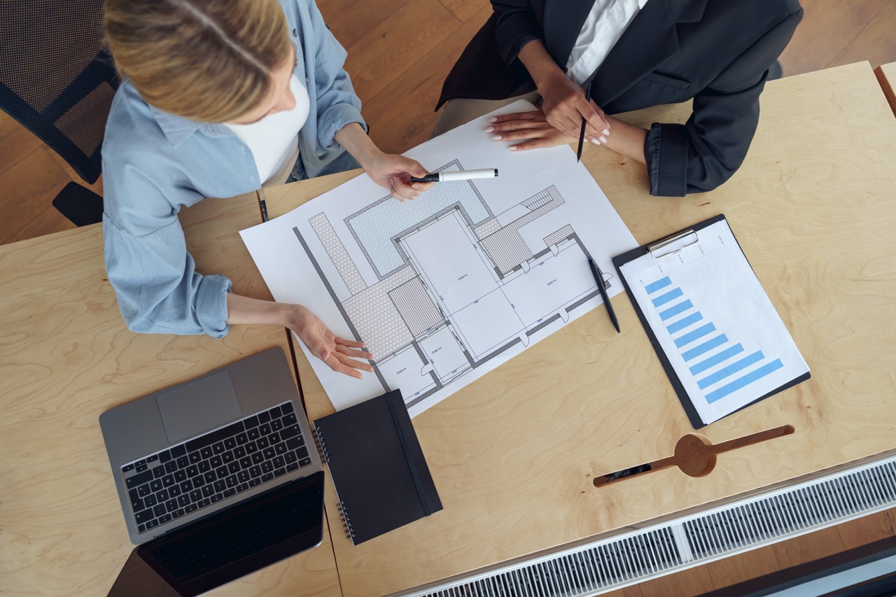 Die Projektentwicklung umfasst viele Aufgaben. Unter anderem gehören Architekten, Bauingenieure und Immobilienfachwirte zum Team.