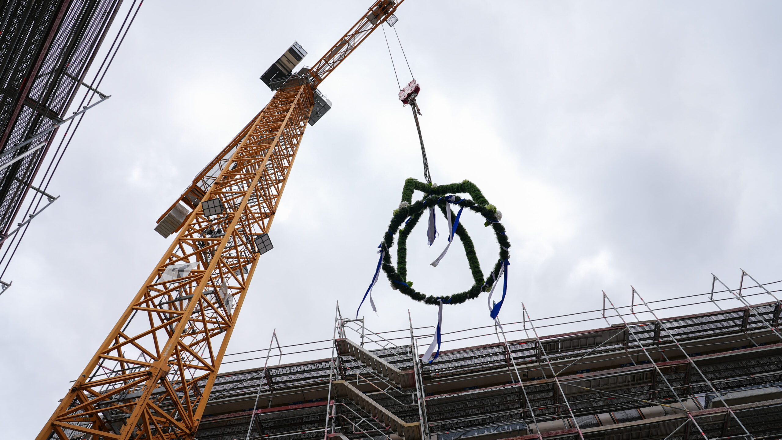 Richtfest für den Neubau von KW-Development für 400 Service-Apartments auf dem Gewerbecampus am Flugplatz Strausberg.
