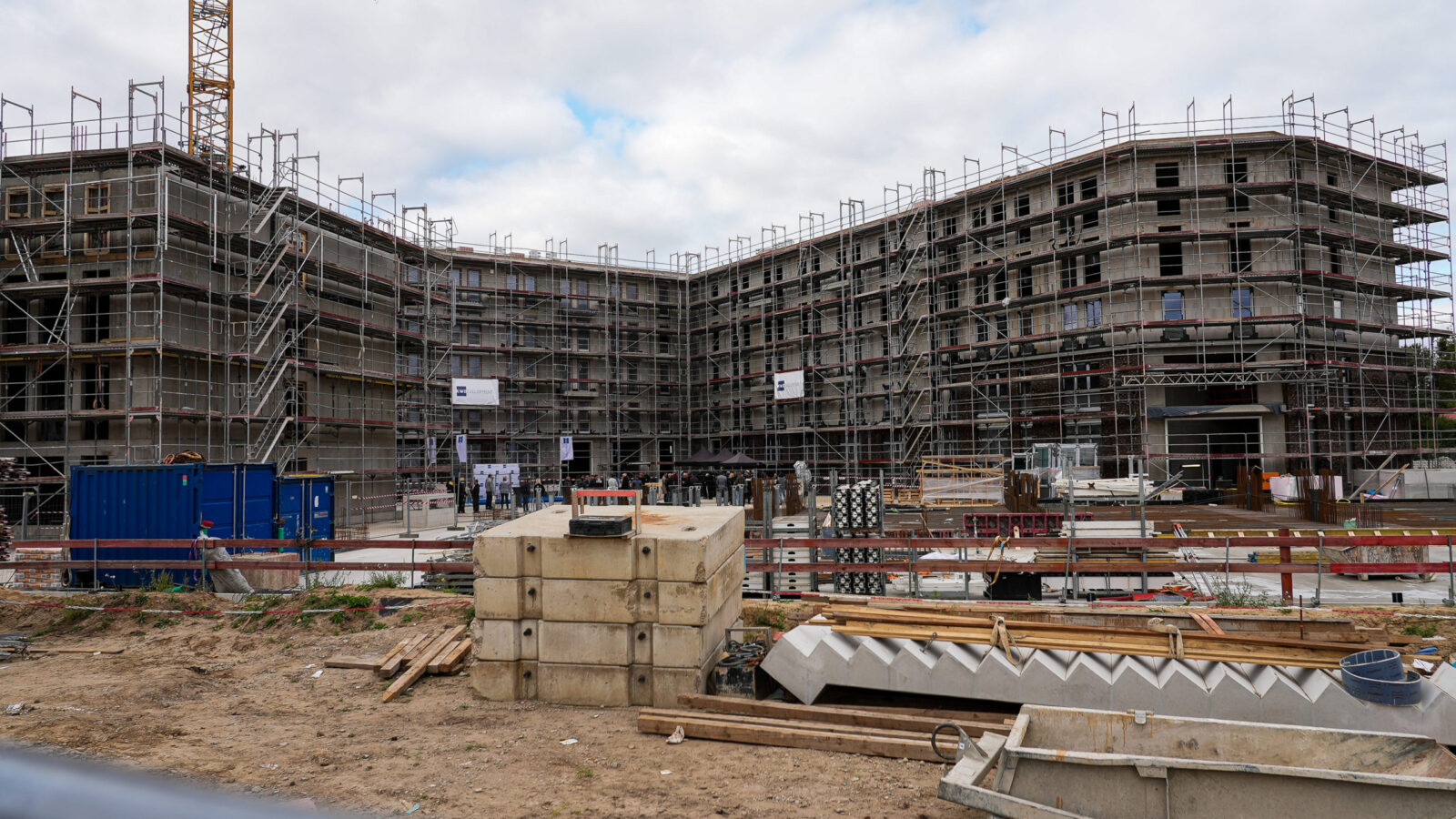 Neubau von KW-Development für 400 Service-Apartments auf dem Gewerbecampus am Flugplatz Strausberg.