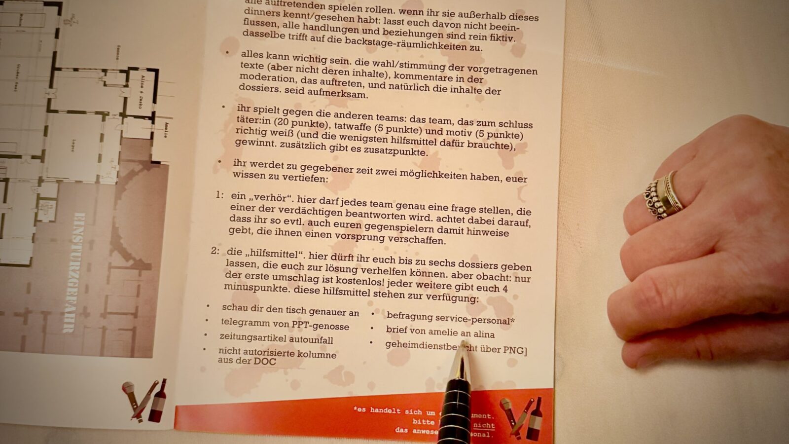 Interaktives Krimi-Dinner der Kiezpoeten in Beelitz-Heilstätten – stimmungsvolles Event mit Teilnehmern in historischen Kulissen, inspiriert von spannenden Kriminalgeschichten.