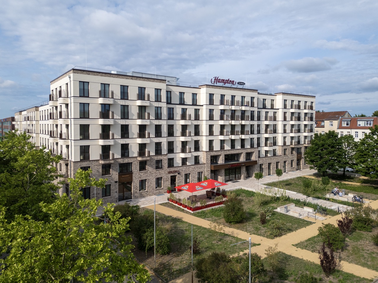 In dem Hotel- und Apartmentgebäude am Ahornplatz wurde auch das Steakhaus Mirabell eröffnet. Bild © vision photos