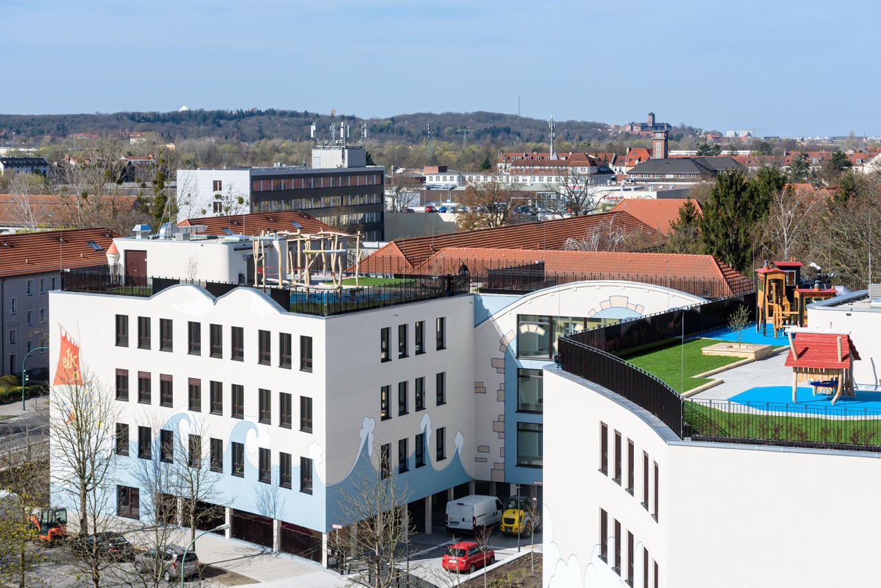 Die Spiel- und Freiflächen der Michael-Ende-Grundschule befinden sich aus Platzgründen teilweise auf dem Dach. Bild: © Andreas Schwarz 