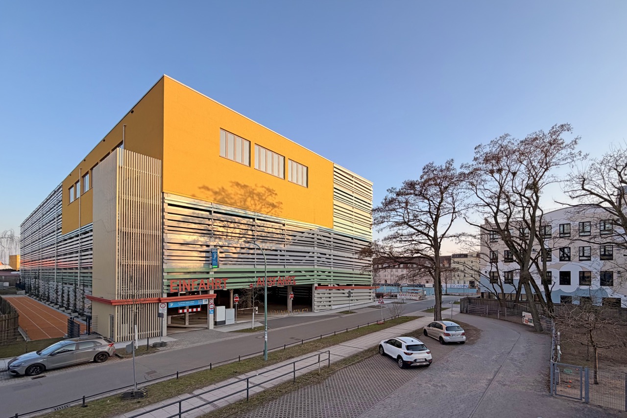 Die Sporthalle der Michael-Ende-Grundschule wurde in das gegenüberliegende Parkhaus integriert. Bild: © Tobias SIesmayer