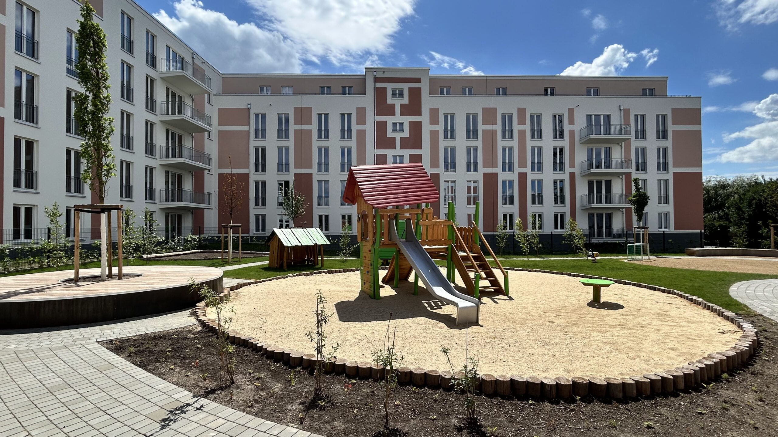 Wir haben im Eisenhutweg in Berlin 583 neue Wohnungen, davon 59 Prozent öffentlich gefördert, für die degewo gebaut. Zum Projekt gehörte auch eine Kita für 106 Kinder. Foto: Tobias Siesmayer