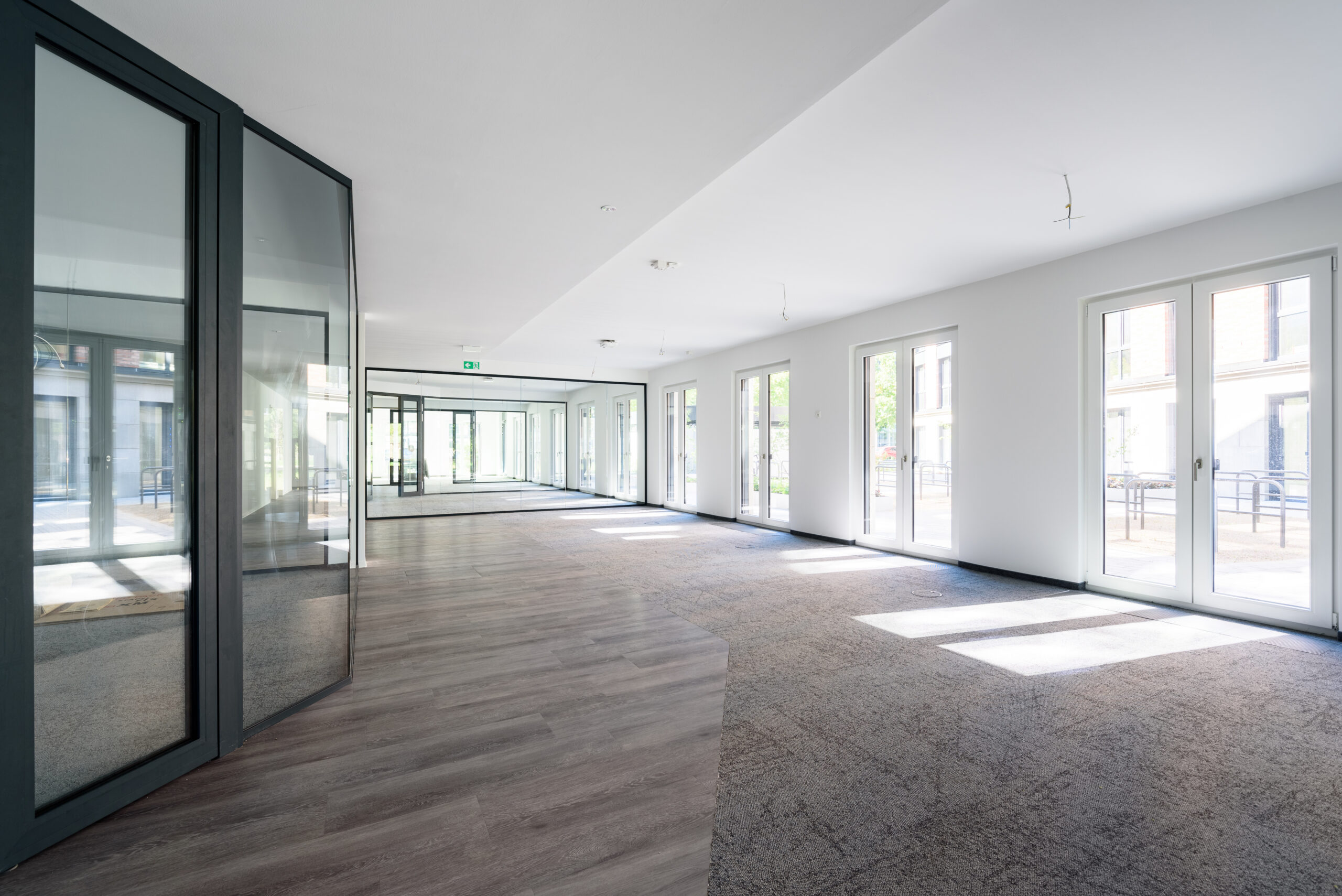 Die bodentiefen Fenster sorgen für lichtdurchflutete Büroflächen. © Andreas Schwarz