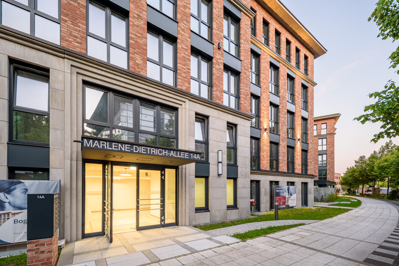 Die klassische Backsteinfassade stammt aus der Feder von Fuchshuber Architekten und orientiert sich an Gebäuden in der Umgebung. © Andreas Schwarz