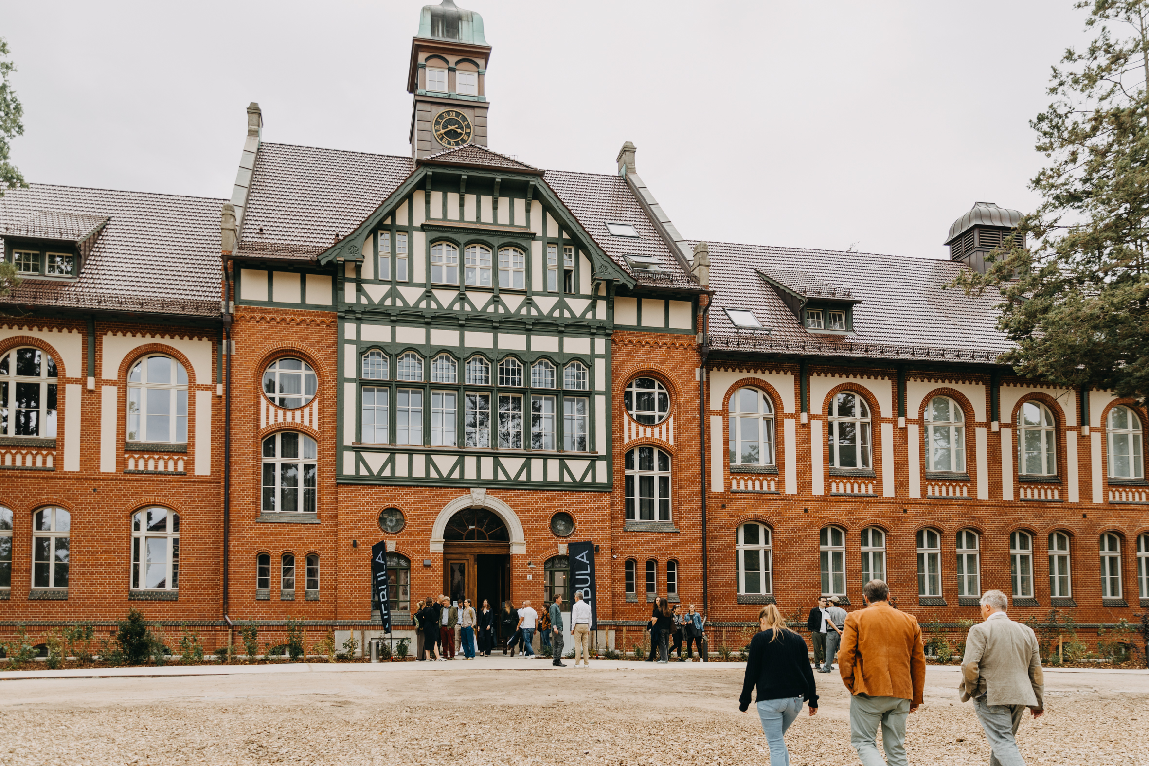 Die Besucher der Eröffnungsfeier auf dem Weg in das ehemalige Badehaus in Beelitz-Heilstätten. Bild: © Lea Städler